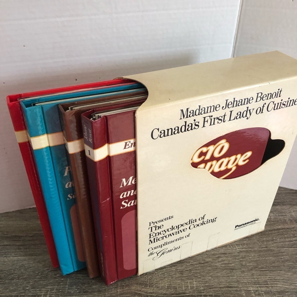 Vtg The Encyclopedia of Microwave Cooking Box Set